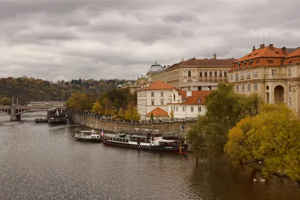 Blick auf die Moldau und die Promenade von der Karlsbrücke aus — Stockfoto