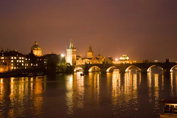 Prag am Abend, Blick auf die Karlsbrücke — Stockfoto