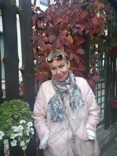 Attraktive Reife Frau Auf Der Gasse Herbstpark Anfang Oktober — Stockfoto