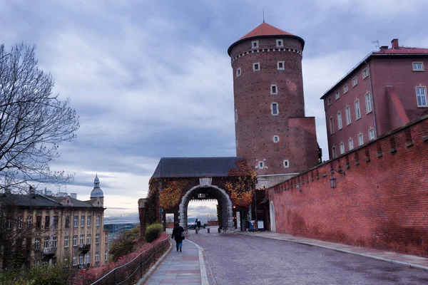 Krakow Daki Wawel Kalesi Nin Girişlerinden Birine Giderken Kasım Başı — Stok fotoğraf