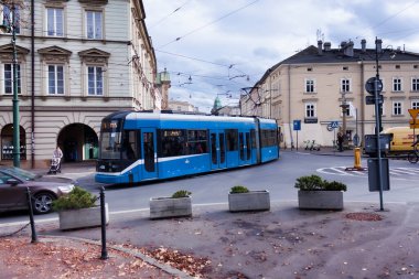 KRAKOW, POLAND - 4 Kasım 2021: Krakow sokaklarındaki tramvaylar ana toplu taşıma araçlarından biridir