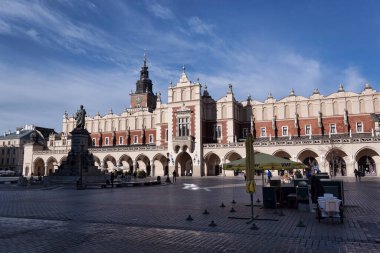 KRAKOW, POLAND - 4 Kasım 2021 Krakow 'daki Pazar Meydanı. Solda - Adam Mickiewicz anıtı, arkasında - Kumaş Salonu