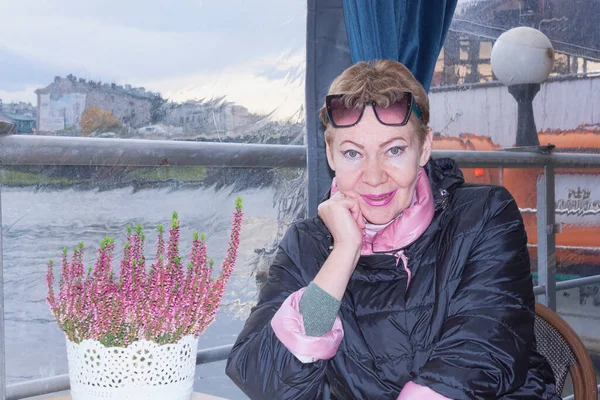 Retrato Una Mujer Madura Una Mesa Café Muelle Del Río — Foto de Stock