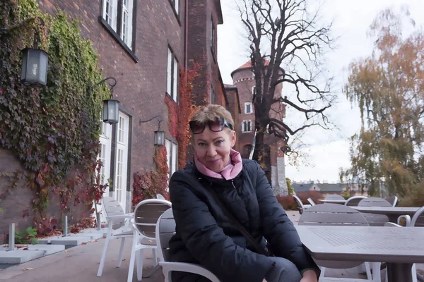 Retrato Una Mujer Madura Una Mesa Café Castillo Wawel Comienzo — Foto de Stock