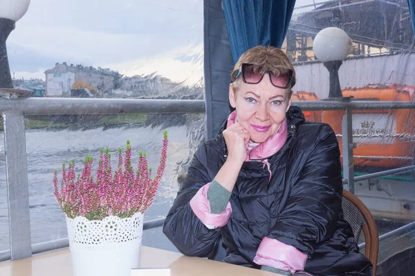 Retrato Una Mujer Madura Una Mesa Café Muelle Del Río — Foto de Stock