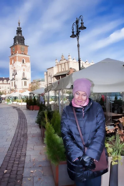 Dojrzała Kobieta Pozująca Pobliżu Ulicznej Kawiarni Rynku Głównym Krakowie — Zdjęcie stockowe