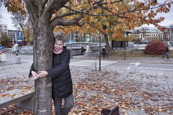 Dojrzała Kobieta Drzewie Magnolii Krakowie Listopadzie — Zdjęcie stockowe
