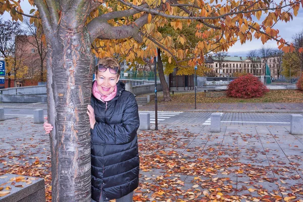 Uma Mulher Madura Uma Magnólia Árvore Cracóvia Novembro — Fotografia de Stock