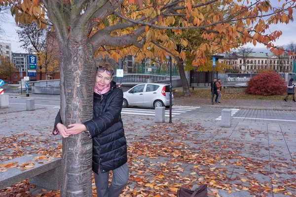 Una Mujer Madura Árbol Magnolia Cracovia Noviembre — Foto de Stock