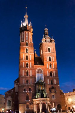 St. Mary Kilisesi ya da Krakow 'daki kutsal bakire Meryem' in Hükmü Kilisesi. Akşam ışığında ana meydanda.