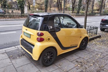 KRAKOW, POLAND - 4 Kasım 2021 Krakow caddesindeki park yerinde akıllı elektrik sürücüsü