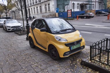 KRAKOW, POLAND - 4 Kasım 2021 Krakow caddesindeki park yerinde akıllı elektrik sürücüsü
