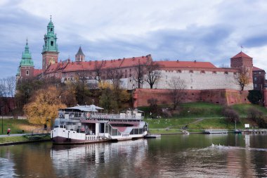 KRAKOW, POLAND - 4 Kasım 2021 Nehir Kayığı İskelesi ve Wawel Kalesi