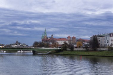 Krakow Panoraması. Ön planda - Vistula üzerindeki Grunwald Köprüsü ve arkadaki Wawel Kalesi.