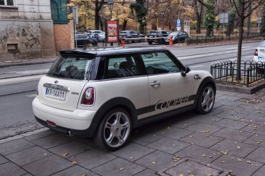 KRAKOW, POLAND - 4 Kasım 2021: Mini Cooper Krakow caddesindeki otoparkta