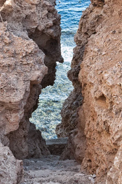 Ένα Στενό Επικίνδυνο Πέρασμα Ανάμεσα Στους Βράχους Και Θάλασσα Sharm — Φωτογραφία Αρχείου