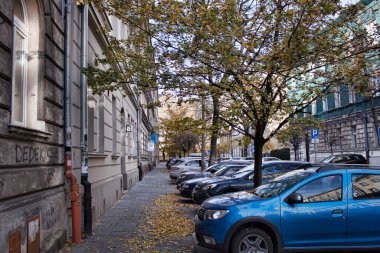 KRAKOW, POLAND - 5 Kasım 2021: Krakow 'daki eski kasabanın sokaklarına sabah park edilen arabalar