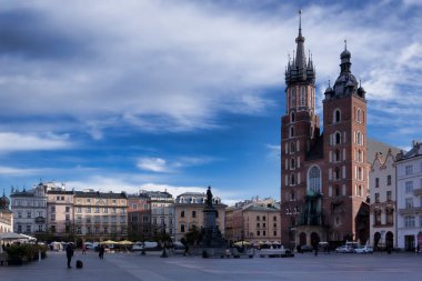 KRAKOW, POLAND - 5 Kasım 2021 Krakow 'daki Pazar Meydanı. Sağda St. Mary Bazilikası.