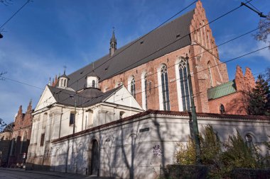 Krakow 'daki Dominik Caddesi. Arka planda Kutsal Üçleme Bazilikası var. Sabahın köründe