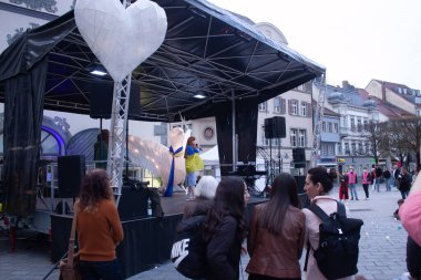 RAVENSBURG, GERMANY - 12 Nisan 2022: Ravensburg 'daki Marienplatz' da Ukrayna 'yı desteklemek için verilen konserde