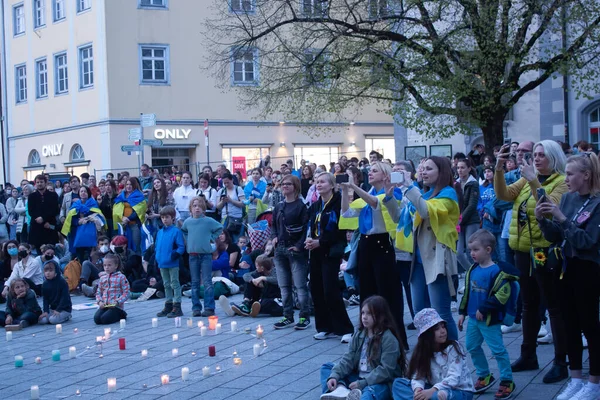 Ravensburg 2022年4月12日 在拉文斯堡的Marienplatz举行的支持乌克兰的音乐会 — 图库照片
