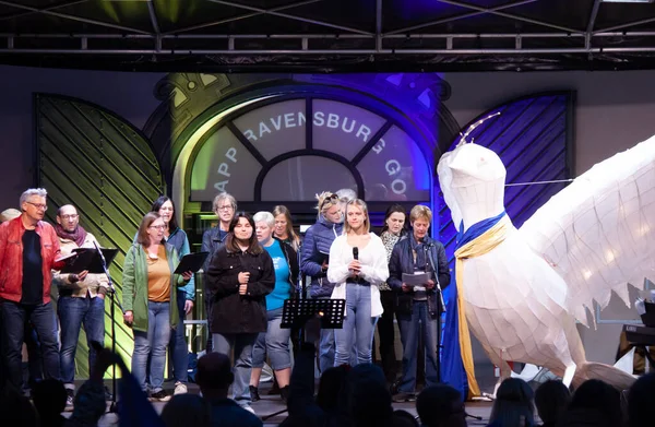 RAVENSBURG, GERMANY - 12 Nisan 2022: Ravensburg 'daki Marienplatz' da Ukrayna 'yı desteklemek için verilen konserde