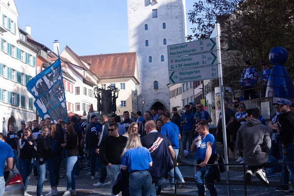 Ravensburg 2022年4月18日 拉文斯堡曲棍球队的球迷们在法兰克福队的季后赛前聚集在城市街道上 — 图库照片