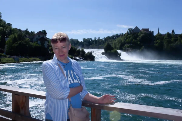 Портрет Зрілої Привабливої Жінки Оглядовій Палубі Водоспаду Рейн Швейцарія — стокове фото