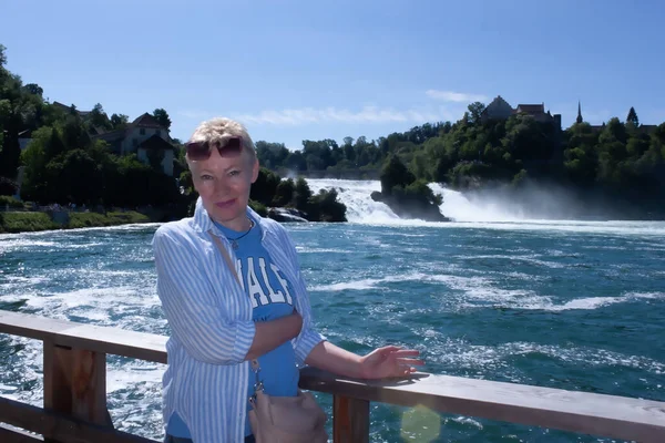 Portret Van Een Volwassen Aantrekkelijke Vrouw Het Observatiedek Van Rijnwatervallen — Stockfoto