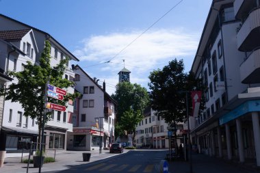 NEUHAUSEN AM RHEINFall, SwItherland - 26 Mayıs 2022 Neuhausen am Rheinfall caddesinde