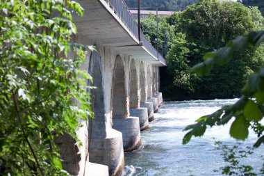 Avrupa 'nın en büyük şelalesi yakınlarındaki Ren Nehri üzerindeki Rheinfall demiryolu köprüsü. Schaffhausen ve Winterthur 'u birbirine bağlar