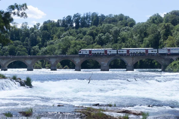 Neuhausen Rheinfall Switherland May 2022 근처에서 가로지르는 Rhebedent 열차가 다리를 — 스톡 사진