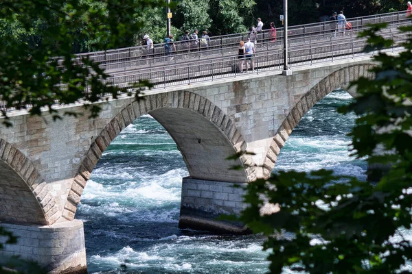 ニーホーゼン ラインの滝 スイス 2022年5月26日 ライン川を渡るライン川の鉄橋がヨーロッパ最大の滝の近くにあります リンク シャフハウゼン — ストック写真