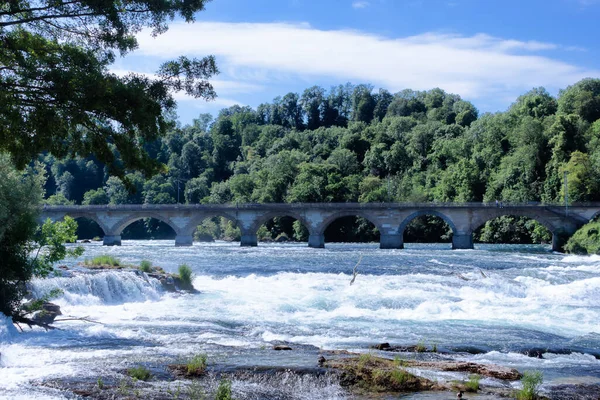 ライン川に架かるライン滝鉄道橋はヨーロッパ最大の滝の近くにある リンク シャフハウゼン — ストック写真