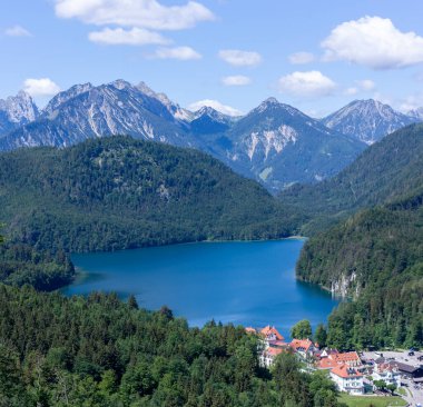 Neuschwanstein Kalesi yakınlarındaki gözlem güvertesinden Hohenschwangau Kalesi, Bavyera Alpleri, Schwansee, Alpsee 'deki sihirli manzaraya panoramik bir manzara. Bavyera 'da. Almanya.
