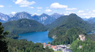Neuschwanstein Kalesi yakınlarındaki gözlem güvertesinden Hohenschwangau Kalesi, Bavyera Alpleri, Schwansee, Alpsee 'deki sihirli manzaraya panoramik bir manzara. Bavyera 'da. Almanya.