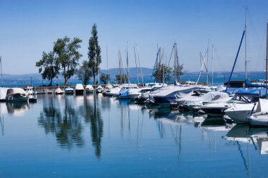 ROMANSHORN, SWERLAND 14 HAZİRAN 2022: Constance Gölü 'ndeki Romanshorn' a demirlemiş yatlar. Yelkencilik Constance Gölü 'nde çok popülerdir.