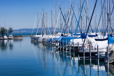 ROMANSHORN, SWERLAND 14 HAZİRAN 2022: Constance Gölü 'ndeki Romanshorn' a demirlemiş yatlar. Yelkencilik Constance Gölü 'nde çok popülerdir.