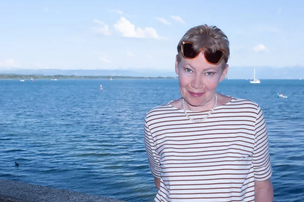 Ritratto Donna Matura Fronte Lago Costanza Germania Con Gli Occhiali — Foto Stock