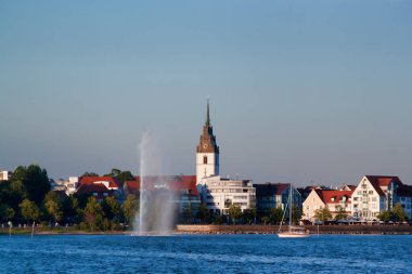 Friedrichshafen. Güneş 'in akşam ışınlarında Constance Gölü' nden uzaktan görüntü