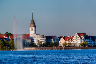 Friedrichshafen. Güneş 'in akşam ışınlarında Constance Gölü' nden uzaktan görüntü