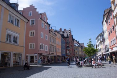 LINDAU, BAVARIA, GERMANY - 10 MAYIS 2022: Lindau adasındaki eski kasabanın sokaklarında