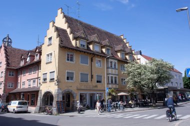 LINDAU, BAVARIA, GERMANY - 10 MAYIS 2022: Lindau adasındaki eski kasabanın sokaklarında