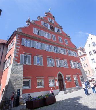 LINDAU, BAVARIA, GERMANY - 10 MAYIS 2022: Lindau adasındaki eski kasabanın sokaklarında