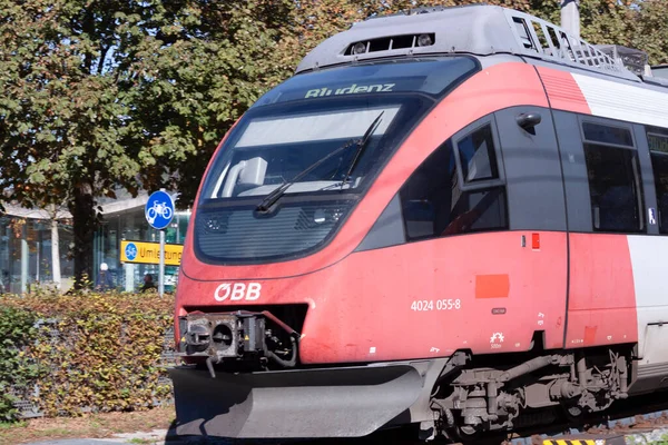 ブレゲンツ オーストリア 2022年10月16日 ブレゲンツ駅へ向かう途中のオーストリア鉄道の列車 — ストック写真