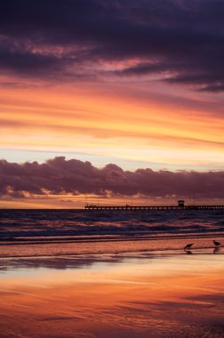 Denizin üzerinde gün batımı