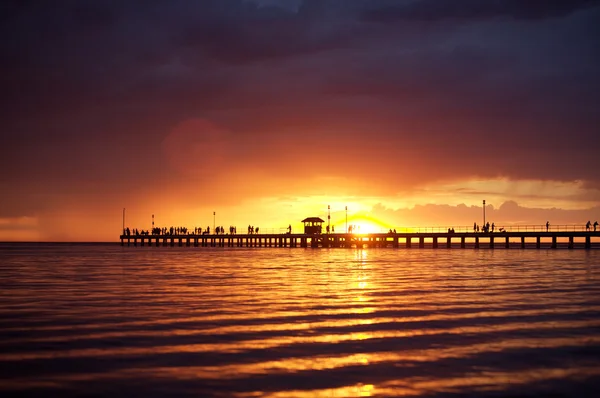 Coucher de soleil sur une jetée en bois — Photo