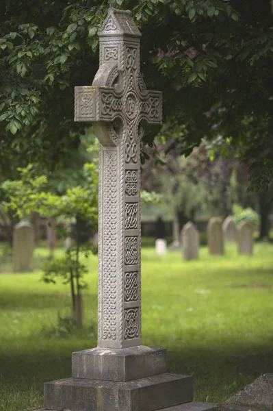 Una cruz celta de hormigón en un cementerio —  Fotos de Stock