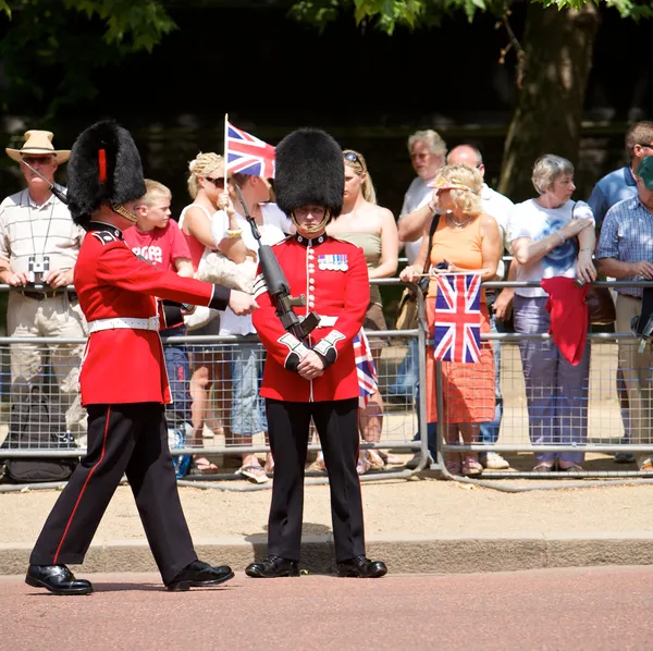 ロンドンでの色の女王の誕生日の trooping — ストック写真