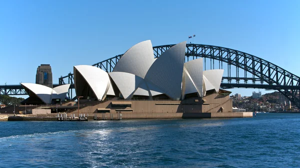 Sydney Avustralya opera binası ve köprü — Stok fotoğraf